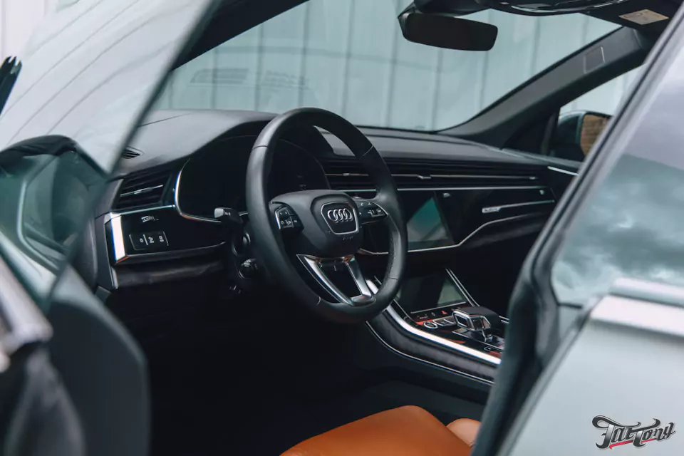 Оклеили Audi Q8 серым матовым полиуретаном, установили усиленные тормозные диски и колодки, окрасили суппорта, сделали антихром, произвели комплекс детейлинг-услуг